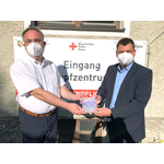 Im Bild: Alexander Schwägerl (Kreisgeschäftsführer BRK Kreisverband Oberallgäu) und Maurizio Kaiser (MAHA Maschinenbau Haldenwang)