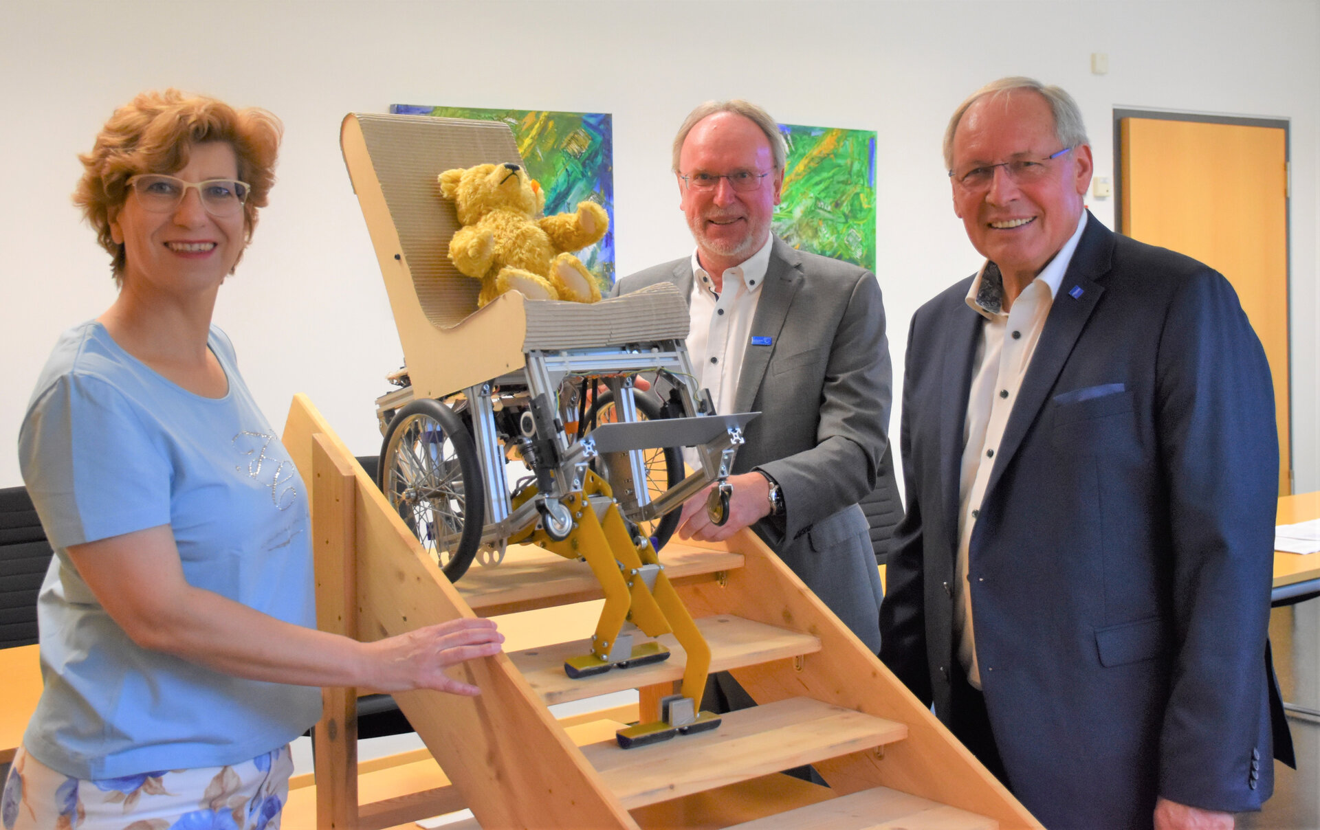 Im Bild v.l.n.r.: Prof. Dr.-Ing. Petra Friedrich (Projektverantwortliche an der Hochschule Kempten), Prof. Dr. Wolfgang Hauke (Hochschulpräsident) und Anton Klotz (Stiftungsratsvorsitzender der gemeinnützigen Familie Rauch-Stiftung von MAHA | © Hochschule Kempten